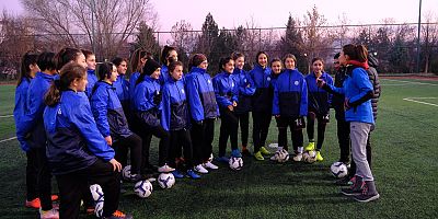 Büyükşehir Gençlik Kadın  Futbol Takımı Lige Hazır